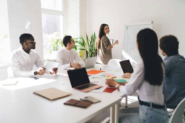 Comment développer des stratégies de communication efficaces pour les annonces organisationnelles sensibles ?