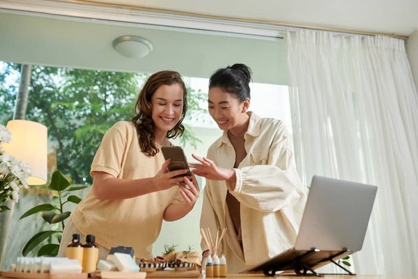 Comment intégrer efficacement le feedback client dans le développement de produit pour les startups ?